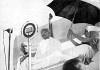 Gandhi declaring open A.I.V.I.A. exhibition at Haripura, February 10, 1938