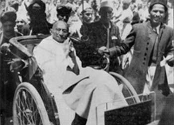 Gandhi on the way to see the Viceroy, Simla, September 5, 1939
