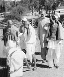 Gandhi arrives at Wardha with Abdul Gaffar Khan for the Working Committee meeting, September 8, 1939