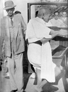 Gandhi and Jinnah on their way to see the Viceroy, Delhi, November 1, 1939