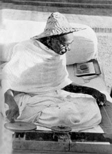 Gandhi in Noakhali hat, Delhi, November 1947